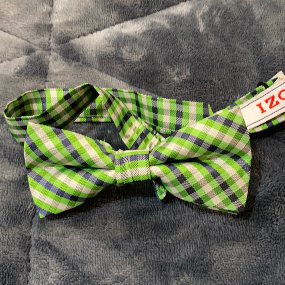 IZOD boys bow tie